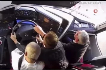 Direksiyon başında kalp krizi geçirdi, ikinci kaptan son anda müdahale etti