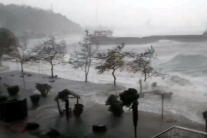 Fırtınada bir gemi kayboldu, bir yük gemisi ise karaya oturdu