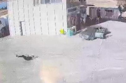 12 yaşındaki çocuk geri vitese takıp, gaza bastı! Korku dolu anlar kamerada...