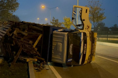 Bursa'da lastiği patlayan kamyonet devrildi!