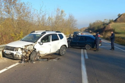 İki araç kafa kafaya çarpıştı!