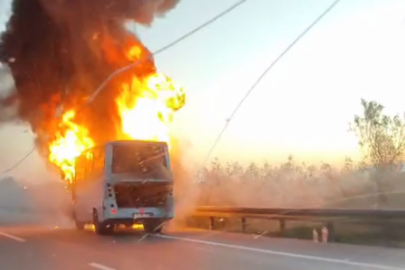 Mevsimlik işçi taşıyan servis alev alev yandı