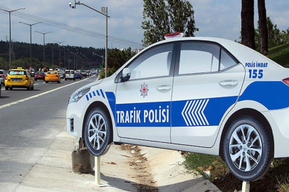 Yollardaki maket polis aracı bakın ne işe yarıyormuş