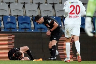 Trabzonspor'da sakatlık! Rayyan Baniya saha kenarına geldi