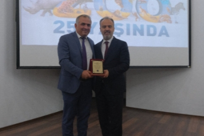Alinur Aktaş'tan Özhan Market'e plaket