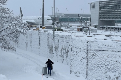 Almanya, yoğun kar yağışının etkisi altında: Uçuşlar iptal edildi