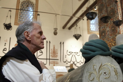Papazken Müslüman olan ABD'li profesör Mevlana'nın öğretisini yayıyor