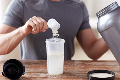Sporcuların vazgeçilmezi olan protein tozu zararlı mıdır? İşte merak edilenler...