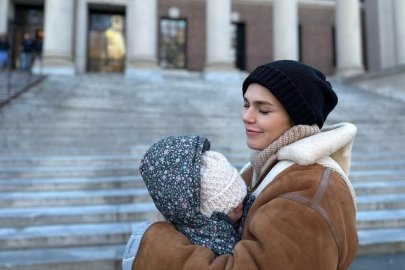 Aslı Enver'den Boston pozları geldi! Kızı Elay'ı sarıp sarmaladı..