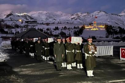 Pençe Kilit bölgesinde şehit olan 6 asker için Hakkari'de tören