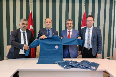 Bursa'da modacı öğrenciler sağlıkçılara kıyafet tasarladı