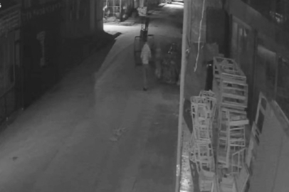 Bursa'da dükkan önünden koltuk çalan hırsızlar kamerada