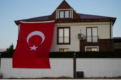 Kırıkkale'de vatandaşlar, şehitler için Türk bayrağı astı