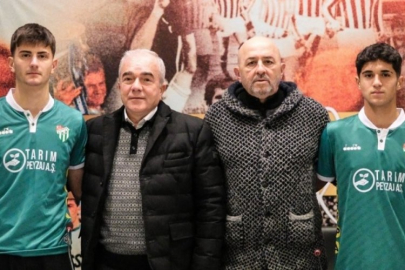 Bursaspor, Ahmet Hakan Atış ve Ahmet Berke Ay'la profesyonel sözleşme imzaladı