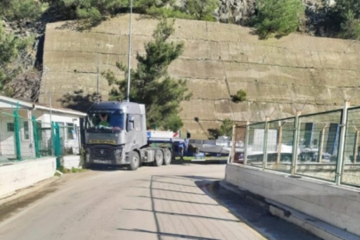 Tır, Orhaneli Barajı köprüsünde takıldı!