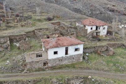 Sivas'ta 'cinli' denilen köyde 15 yıldır tüm evler boş