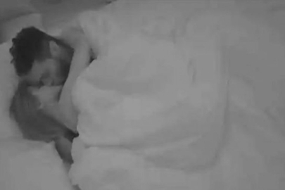 Kameraları unutup yatak odasında ateşli anlar yaşadılar