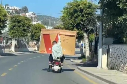 Muğla'da tehlikeli yolculuk: Dev ekran televizyonu motosikletle taşıdı