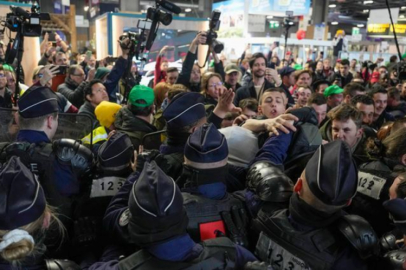 Fransız çiftçilerden Macron'un katıldığı tarım fuarına baskın