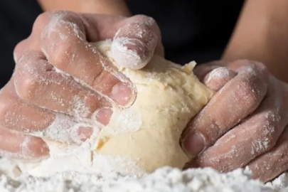 Pişi hamuruna 1 yemek kaşığı ekleyin, balon gibi kabaracak