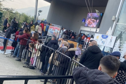 Uludağ'a çıkmak isteyenler metrelerce teleferik kuyruğu oluşturdu!