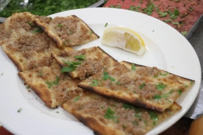 Yunanlılar etli ekmeğe sahip çıktı!