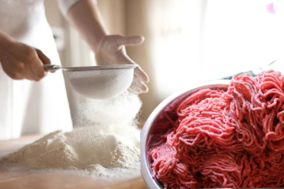 Una kıyma ekleyip yoğurun, iftarların inanılmazı olacak....