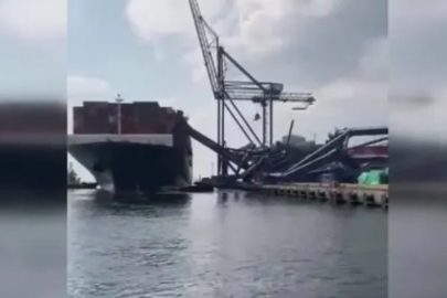Kocaeli'de limana yanaşan gemi kıyıya çarptı vinçler devrildi!