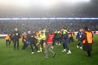 Fenerbahçe Trabzon'da kazandı ardından saha karıştı