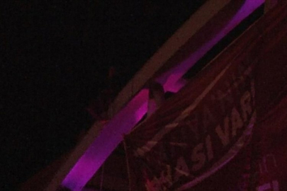 İntihar etmek için üst geçide çıkan genç, aşağı düştü