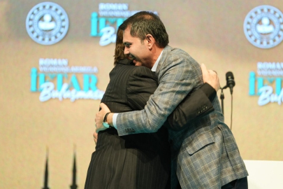 Seçim şarkısı hediye etmişti! Murat Kurum sahneye Orhan Gencebay ile birlikte çıktı