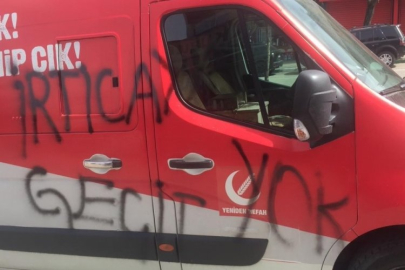 Bursa'da Yeniden Refah Partisinin seçim aracına sprey boyalı saldırı