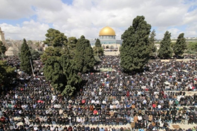 125 bin Filistinli ramazan ayının üçüncü cuma namazını Mescid-i Aksa'da kıldı