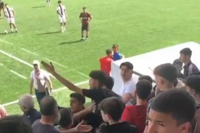 Bursa'da futbol maçında öfkelenen seyirciler oyunculara bağırdı
