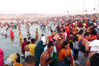 Hindistan'da 'kutsal' nehirde yıkandılar