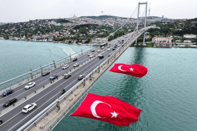 23 Nisan'da Türk bayrakları 15 Temmuz Şehitler Köprüsü'nde dalgalandı