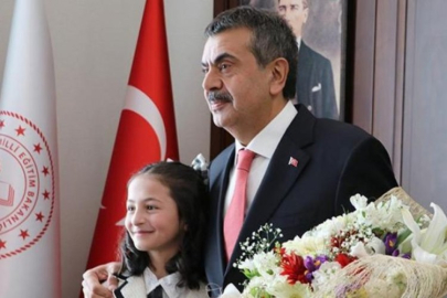 Bakan Tekin koltuğunu Irmak Genç'e devretti