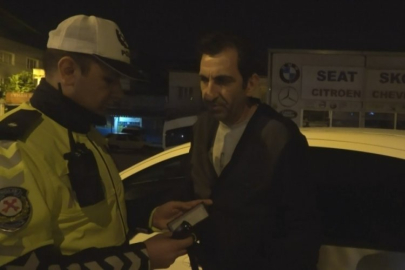 Alkollü sürücü uygulamadan kaçarken refüje çıktı