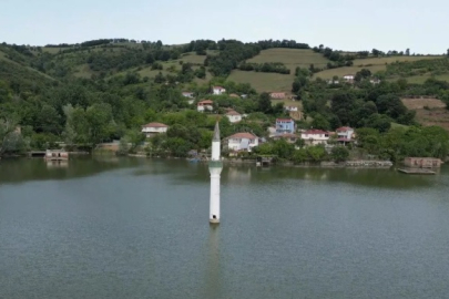 Samsun'un Bafra ilçesindeki batık mahallede sudan yükselen 'minare' ilgi çekiyor