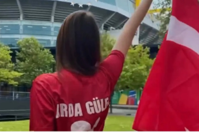 Rus model Svetlana Alekseeva, Arda Güler'in ay-yıldızlı formasını giydi