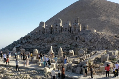 Nemrut Dağı bayramda 8 bin kişiyi ağırladı
