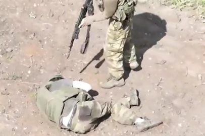 Yaralanan Rus askeri kafasına sıktırdı