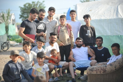 Bursa'da tarlada çapa yapıp, çadırda ders çalışıyorlar