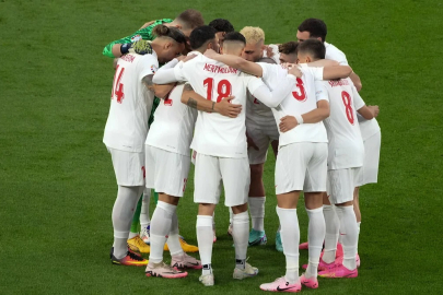 Hollanda - Türkiye maçının ilk 11'leri