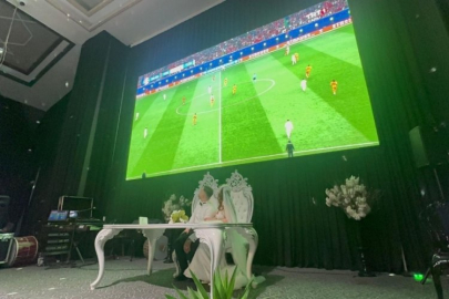 Bursa'da Kamil Can ve Gökce Can çifti maçı düğün salonunda izledi