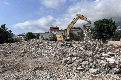 İskenderun'da 5 katlı bina iş makinesinin tek darbesiyle yıkıldı