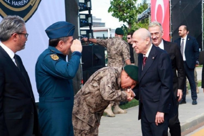 Özel Harekat Başkanı, Bahçeli'nin elini öptü