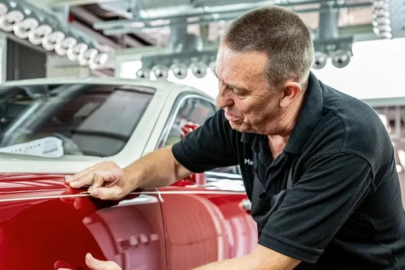 Bu işi bir tek o yapıyor: İşte Rolls Royce'un çizgi boyama ustası