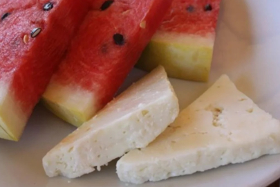 Karpuz ve peyniri birlikte tüketen yandı! Bakın neye yol açıyor