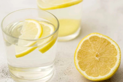 Sabahları aç karnına limonlu su içmek bakın neye iyi geliyor